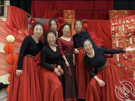 上台表演的女经理（偷拍风韵犹存熟女老A8）1