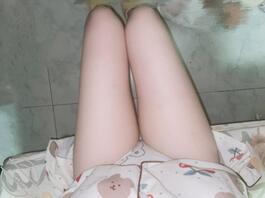 用脚给你踩出来，坚持住了才能插小穴。2