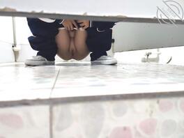转载厕拍 无毛小学妹1