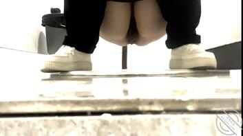 写字楼女厕偷拍小美女的黑逼1