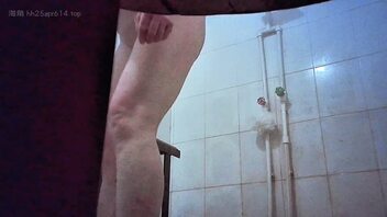 绿母，偷拍妈妈洗澡