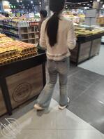 穿牛仔裤在超市买鸡蛋的曼妙身段女大学生1