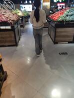 穿牛仔裤在超市买鸡蛋的曼妙身段女大学生2