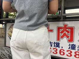 街拍一个大屁股少妇买肉夹馍。。。1