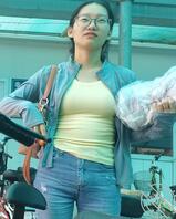 偷拍骚货女同学，大家觉得怎么干她最舒服0