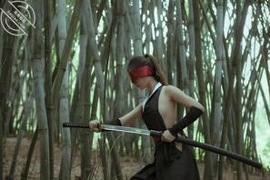 就喜欢把逼露出来---理万姬户外竹林cos日本女武士，全裸捆露母狗爬行