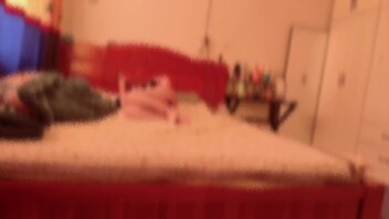 我嫂子12.嫂子自己在家自慰，高潮淫叫喷水