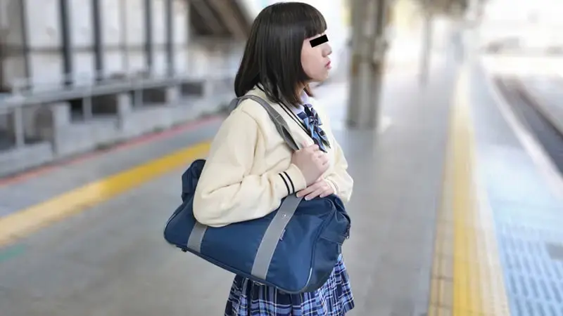 准备吃东西的制服女孩被盯上