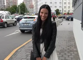 屁股上插着一根黄瓜的美女0