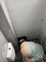 厕拍社区医院骚逼护士躲在厕所看黄片