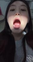 套路同学张嘴接精照 大家都来射给她 让她吃鸡吧1