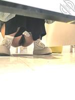 原创厕拍露脸，来大姨妈的小嫩妹！看样子被操的次数不多！2