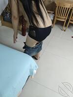 装了针孔摄像头拍到老妈脱衣服，准备去洗澡