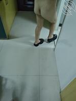 装了针孔摄像头拍到老妈脱衣服，准备去洗澡2