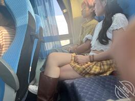 大巴车偷拍！最后那是白色打底裤？0