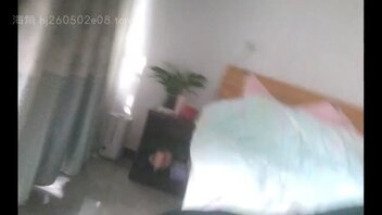 （原创）趁着家人在楼下喝酒的间隙，把正在冲凉的后妈强上内射了进去