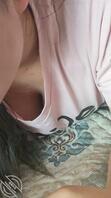 偷拍邻家少妇3 打游戏入迷走光露沟都不知道1