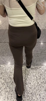 少妇穿着紧身瑜伽裤，屁股翘，真想顶上去1