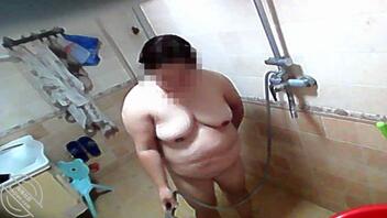坦克老婆9.偷拍骚逼老婆和小姨子洗澡视频1