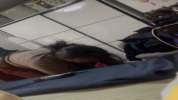 骚妈当着我的面换裤子，看的我鸡吧痒的不行，要不要干她