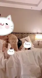 海绵骚狗老婆服务绿主，半小时干到喉咙沙哑，不断高潮。说比海绵操得舒服多了