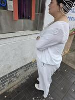 露脸偷拍遇到的吊钟大奶少妇