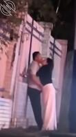 男女街头亲吻身体紧贴 男子期间还将手伸进女子裤子里 