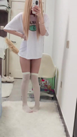 反差巨乳女大用超大假鸡巴自慰