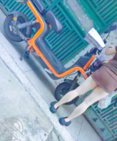 眼镜妹就是骚  包臀裙屁股都露出来  