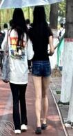 偷拍细腰长腿短裤骚逼女大1