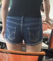 偷拍细腰长腿短裤骚逼女大