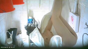 去年偷拍的表姐洗澡，别样的风骚0