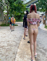 妹子户外多人前露出