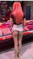 妹子户外多人前露出2
