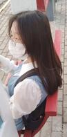 射到等车的眼镜妹头发上0