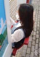 射到等车的眼镜妹头发上2