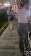 大街上偶遇少妇，本来只有一个穿短裤的少妇，后面有来了一个大屁股的骚货，逼