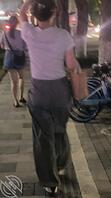 大街上偶遇少妇，本来只有一个穿短裤的少妇，后面有来了一个大屁股的骚货，逼1