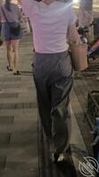 大街上偶遇少妇，本来只有一个穿短裤的少妇，后面有来了一个大屁股的骚货，逼2