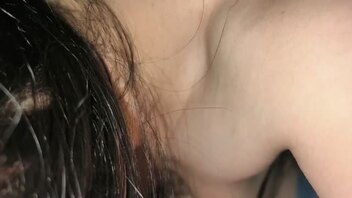 家里骚妻，第一次拍视频上，看看骚不骚。