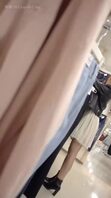 抄底商场粉内人妻蹲下露内