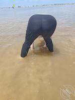 海边赶海偷拍妈妈的大屁股