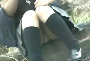 偷拍学生妹穿裙子坐楼梯上小内裤走光0