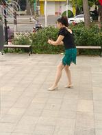 街拍俩熟女