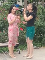街拍俩熟女2