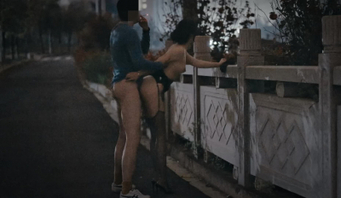 金主带骚婊子夜店之后的路边放纵