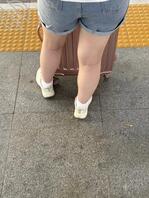 最近偷拍的一些骚货的白腿