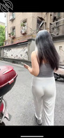 少妇小翘臀穿这么明显的丁字裤出门，平时在外面没少勾引男人，没少被操吧？