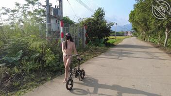 【露出专题】骚逼全裸在乡村公路上骑自行车，骑车路过的大姐都惊呆了1