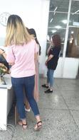 大学校园偷拍蓝色紧身牛仔裤极品身材女大学生，有拍脸哦1